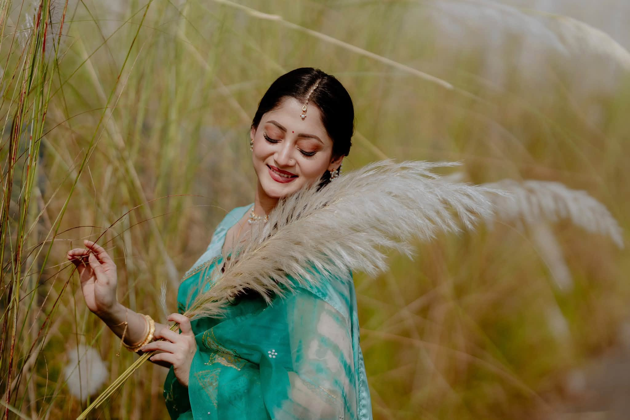 কাশবনে পূজা চেরী। ছবি : অভিনেত্রীর ফেসবুক