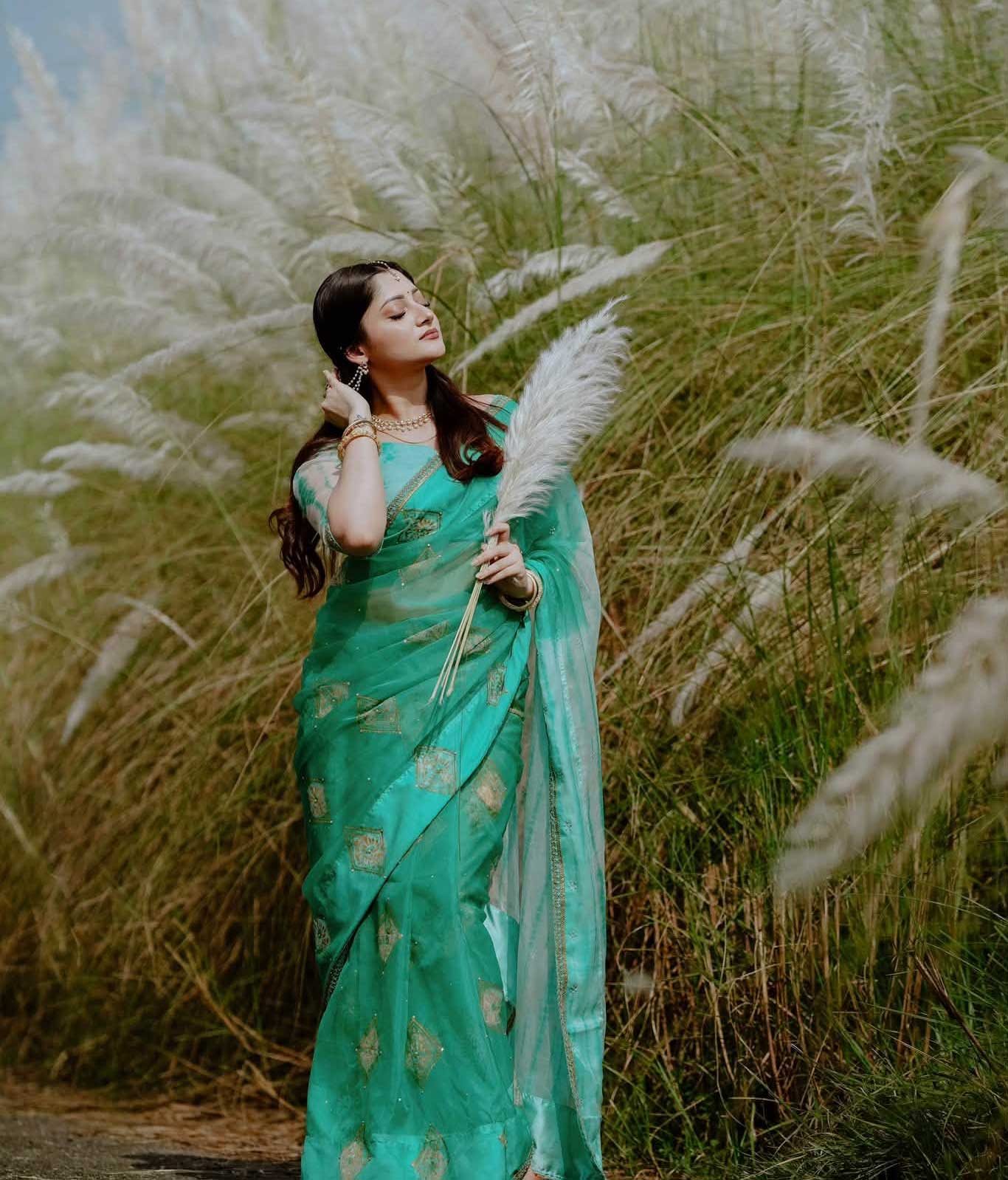 কাশবনে পূজা চেরী। ছবি : অভিনেত্রীর ফেসবুক